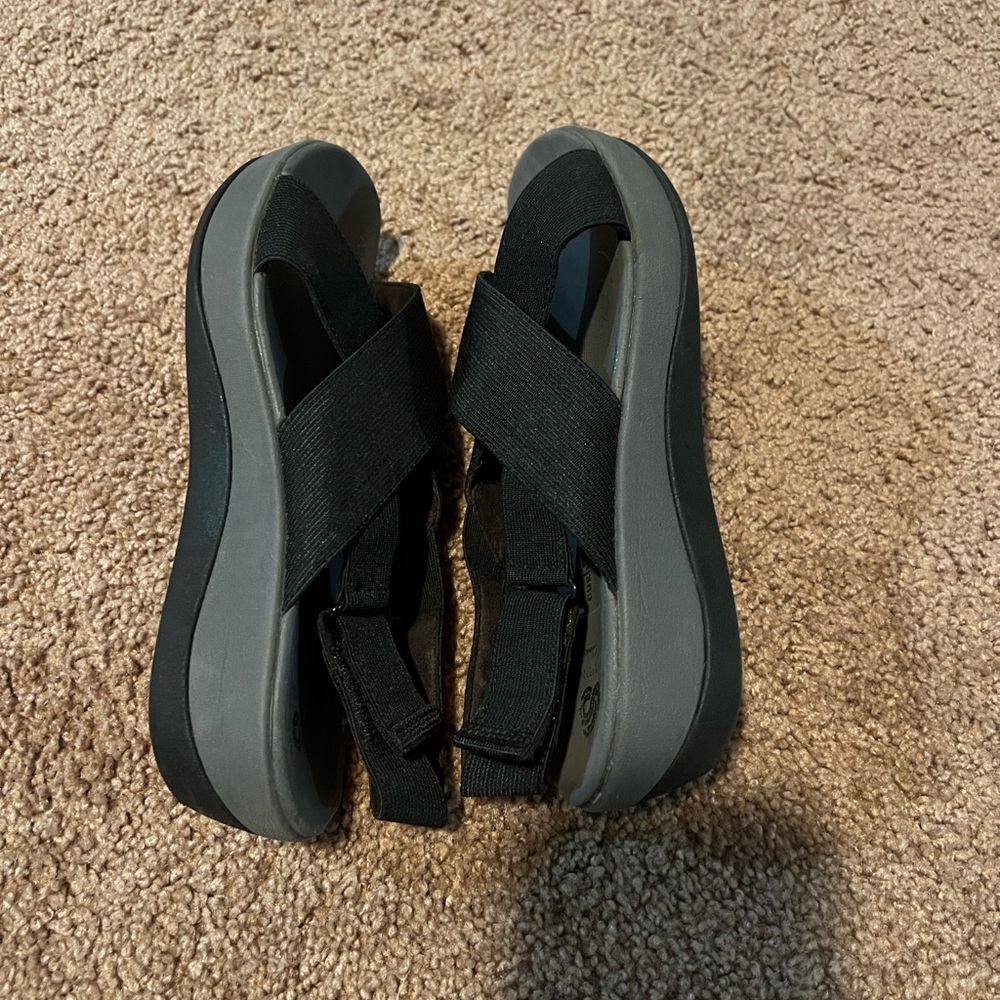 Clark’s Cloudstepper Black Crisscross Sandals - image 4